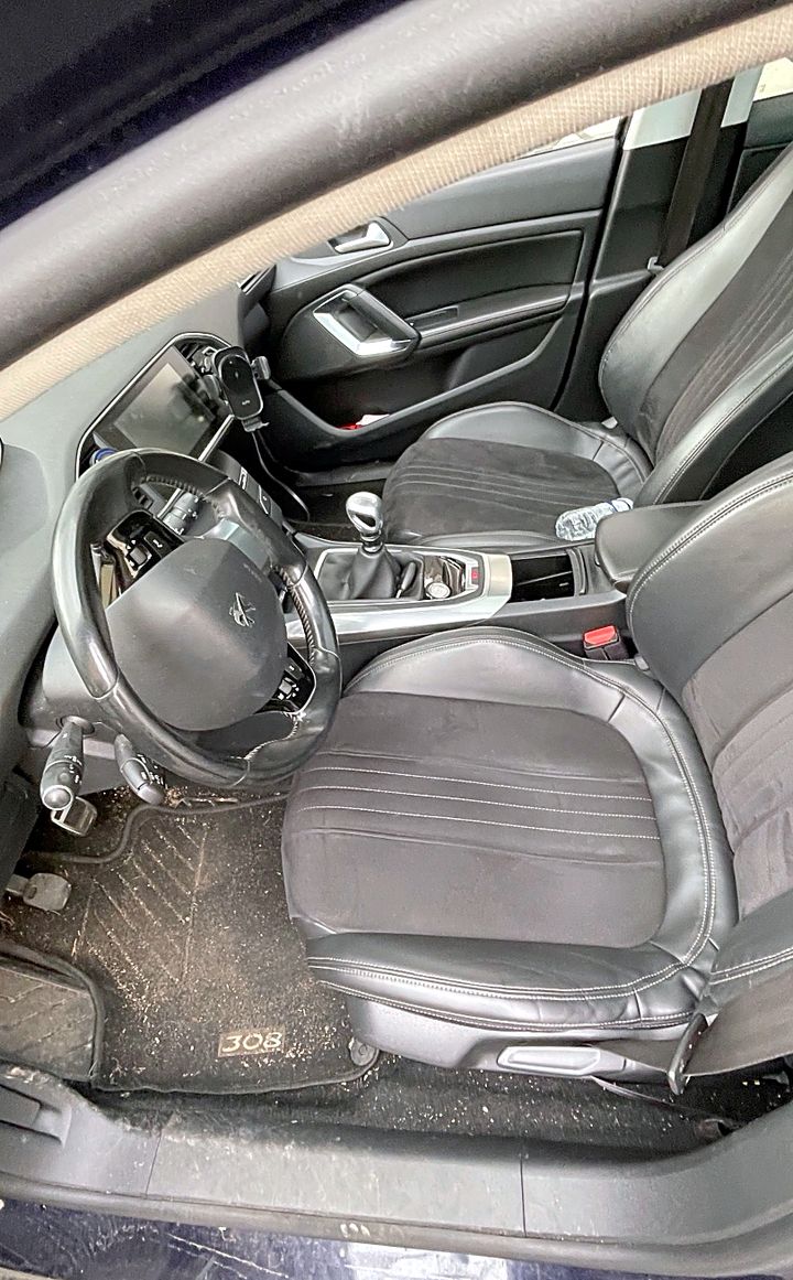 Peugeot 308 avant nettoyage : tapis couverts de saletés
