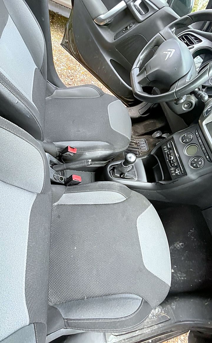 Citroën C3 avant nettoyage : sièges tachés
