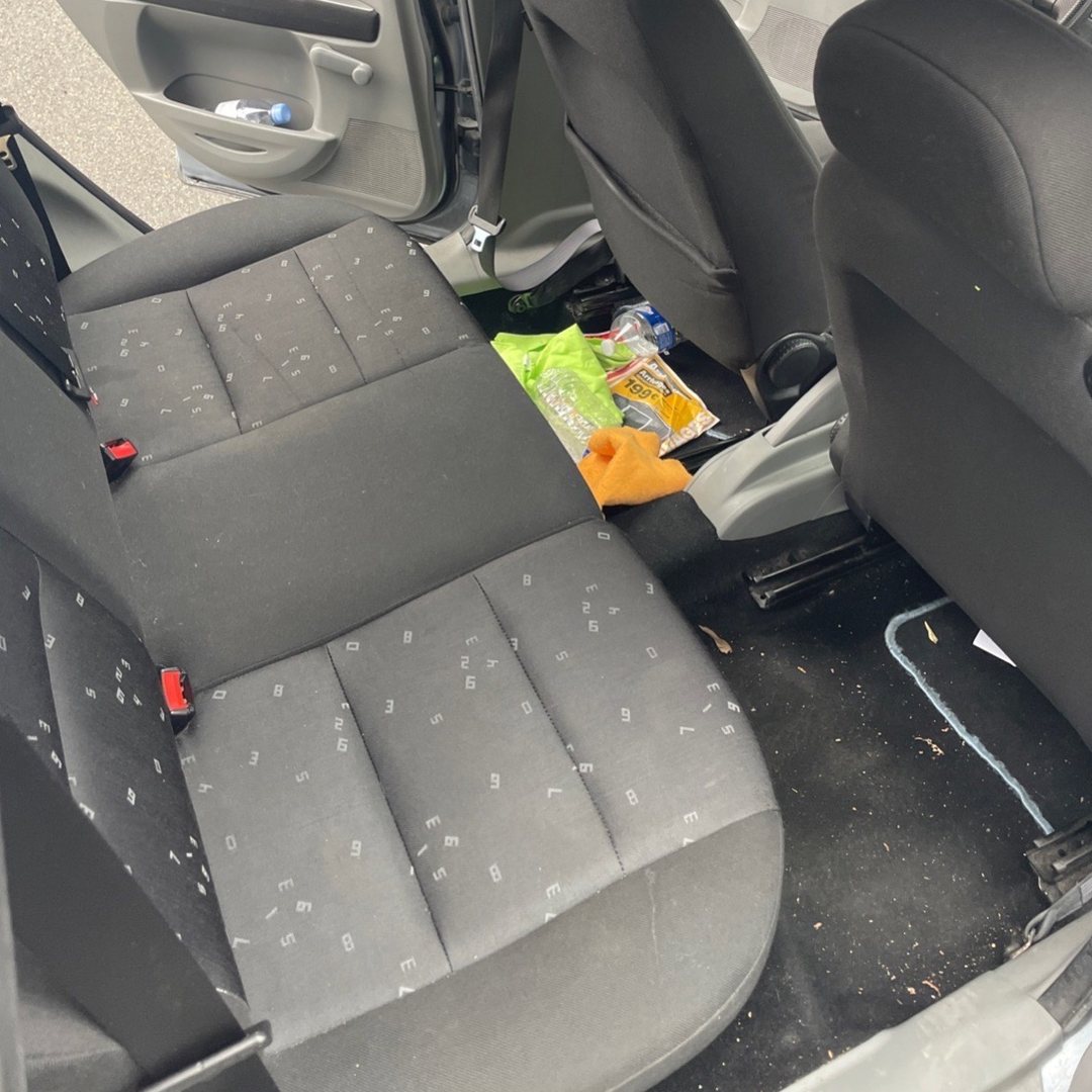 Mazda, banquette arrière avant nettoyage : déchets et saletés au sol